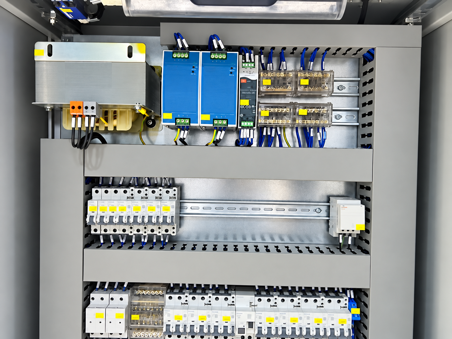 Dettaglio dei componenti e del cablaggio interno di un quadro elettrico industriale