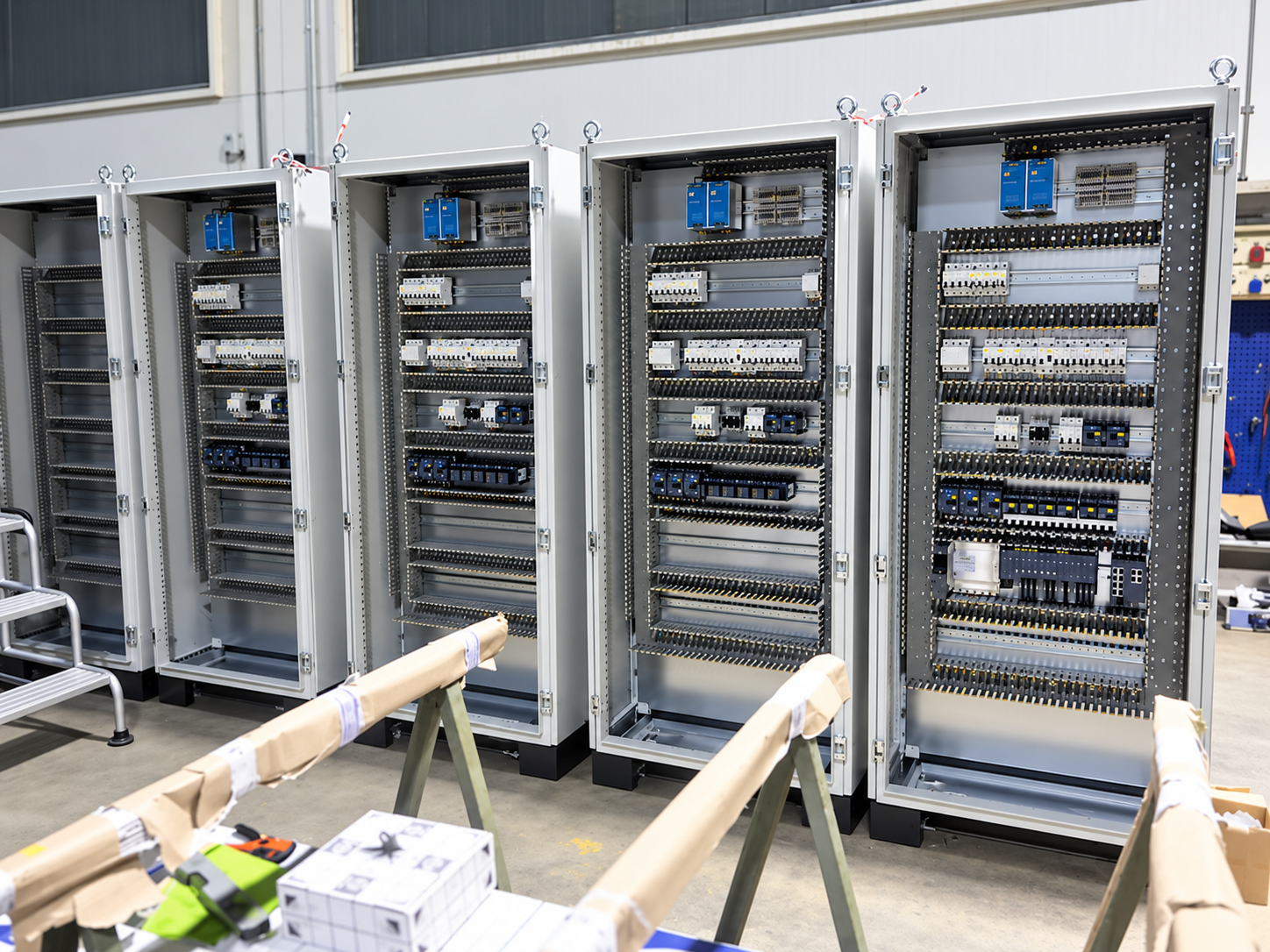 Vista d'insieme di quadri elettrici industriali aperti durante le lavorazioni